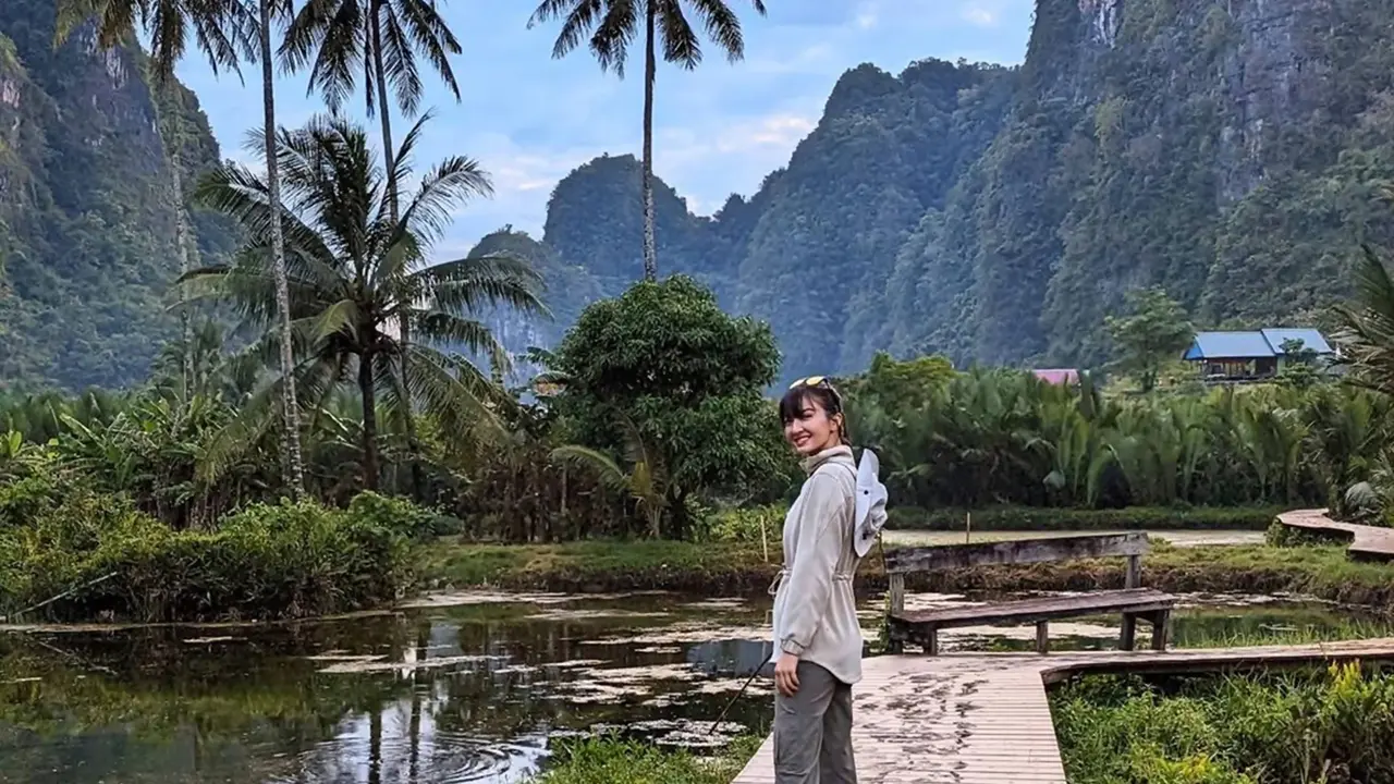 Potret Seru Raline Shah Jalani Wisata di Pegunungan Karst Rammang-Rammang
