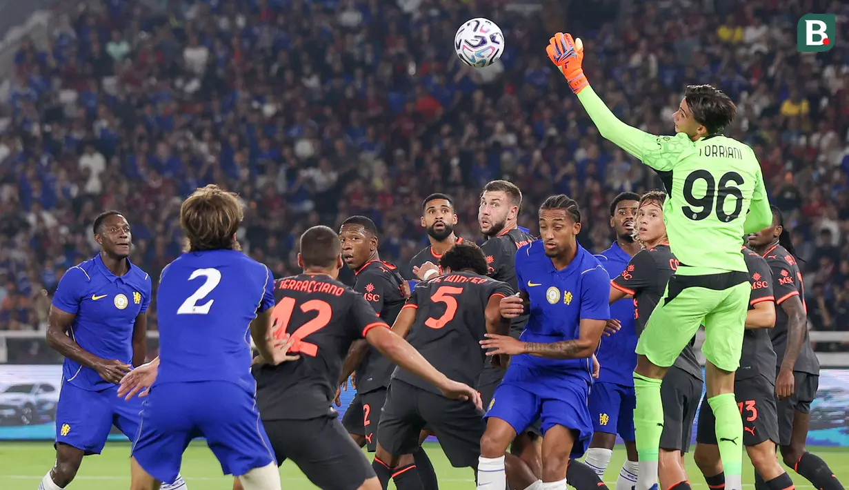 Kiper AC Milan Lorenzo Torriani berusaha mengamankan bola saat menghadapi Chelsea dalam laga pramusim di Stadion Utama Gelora Bung Karno (SUGBK), Jakarta, Sabtu (8/8/2026) malam WIB. Torriani menunjukkan refleksnya di tengah kepungan pemain kedua tim dalam pertandingan yang berakhir dengan kemenangan Chelsea 3-0 atas AC Milan. (KapanLagi.com/Budy Santoso)
