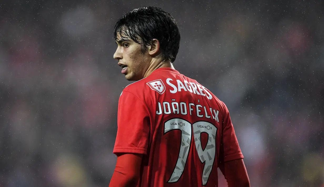 6. Joao Felix (Benfica) - Gelandang serang berusia 19 tahun itu mampu menembus starter reguler di Benfica musim ini. Setelah Manchester United, kini Real Madrid dan Barcelona dikabarkan bersaing mendapatkan tanda tangannya. (AFP/Patricia De Melo Moreiera)