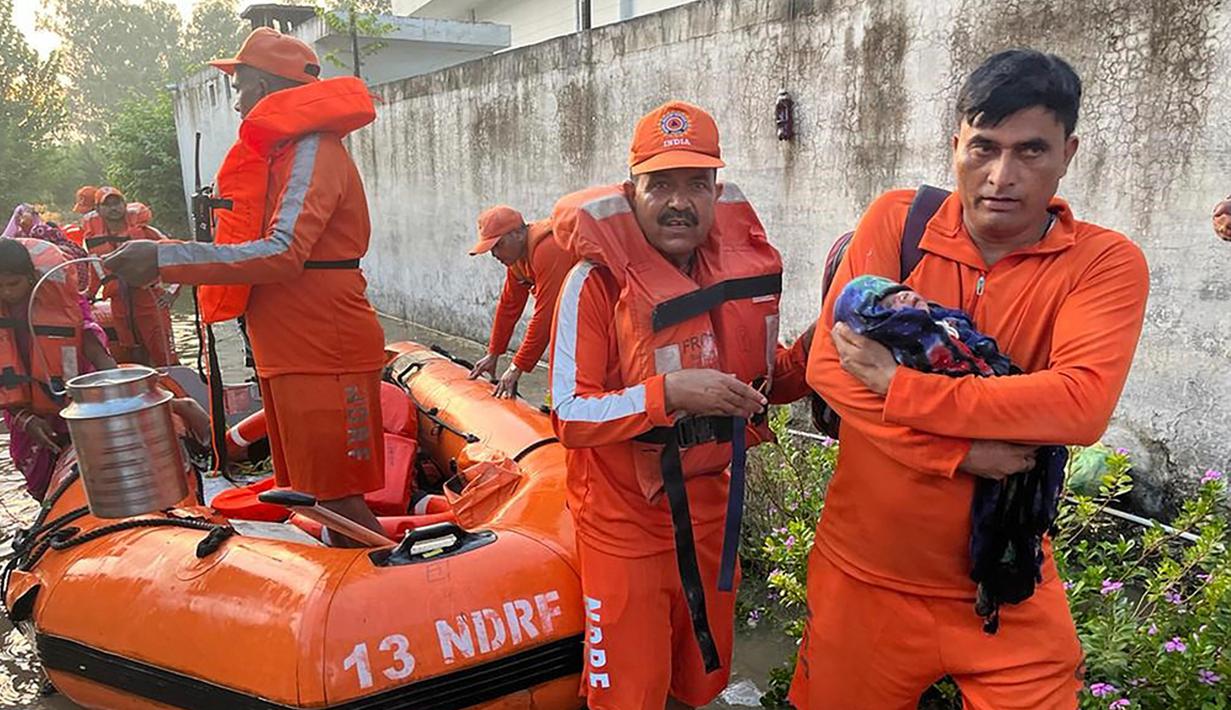 Hingga kini operasi penyelamatan dan pencarian masih berlangsung. Pihak berwenang menduga korban akan terus bertambah. (National Disaster Response Force via AP)