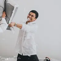 Penulis buku mega bestseller Kambing Jantan ini ini mengaku bahwa calon istrinya lebih jago saat menari tortor dibanding dirinya. (Instagram/aldosinarta)