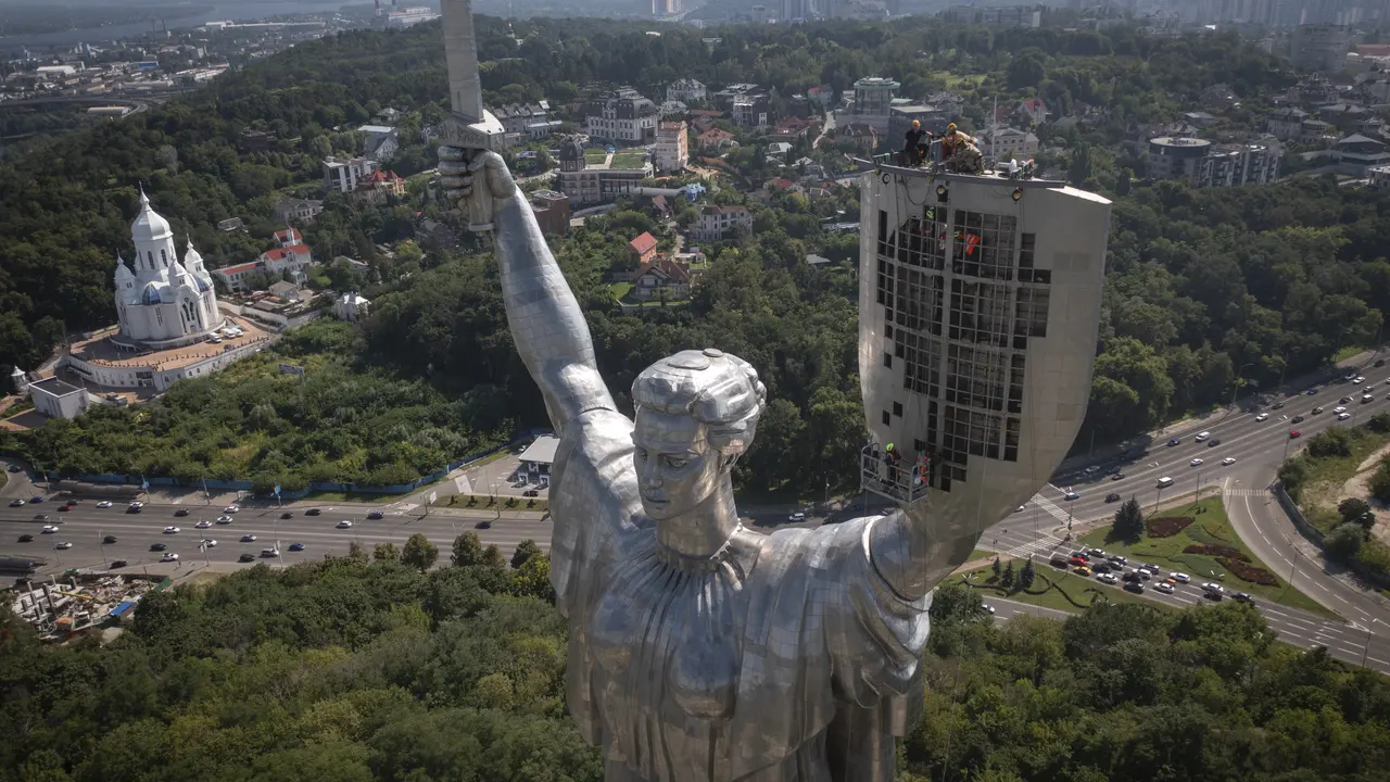 Ukraina mengganti lambang Soviet dengan trisula