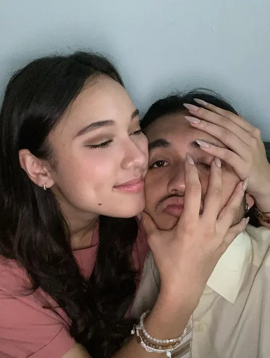 Makin lama, kedekatan Giorgino Abraham dan Yasmin Napper 

makin terlihat. Tak hanya pasangan di layar kaca, kedekatan keduanya tampaknya juga terjadi di dunia nyata. Tak heran jika banyak netizen yang baper melihat tingkah keduanya.[instagram/giorgino_abraham]