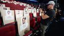 Deretan tempat duduk disertai foto para selebriti dan tamu berjejer rapi jelang perhelatan akbar Emmy Awards 2018 di Teater Microsoft, Los Angeles, Kamis (13/9). Emmy Awards ke-70 akan digelar 17 September mendatang. (KEVORK DJANSEZIAN/GETTY IMAGES/AFP)