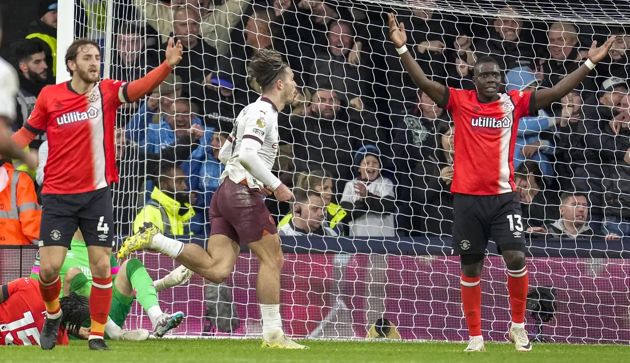 Selebarasi gelandang Manchester City, Jack Grealish (tengah) setelah mencetak gol kedua timnya ke gawang Luton Town pada laga pekan ke-16 Liga Inggris 2023/2024 di Kenilworth Road, Luton, Minggu (10/12/2023) malam WIB. (AP Photo/Kin Cheung)