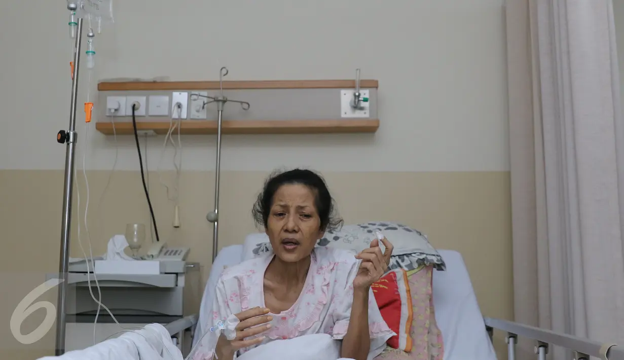 Bintang film senior, Yenny Farida saat berbincang dengan wartawan di rumah sakit Mitra Keluarga, Depok, Jumat (3/6). Artis 80an yang menderita penyakit diabetes tersebut telah memberi pengaruh buruk untuk indra penglihatan. (Liputan6.com/Herman Zakharia)
