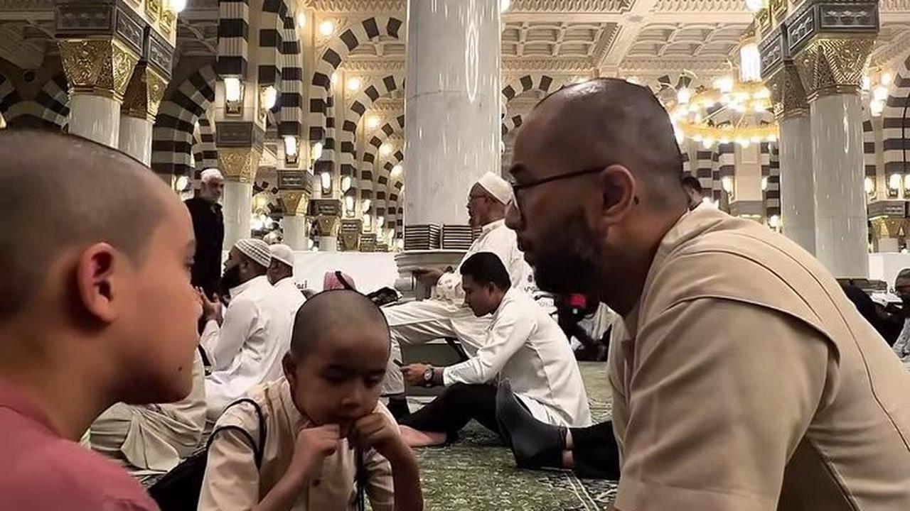 7 Potret Revalina S Temat Umrah Bareng Keluarga, Dua Anak Tampil Kompak dengan Rambut Plontos