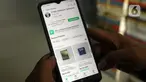 Pedagang buku sentra buku pasar Kenari sedang mengecek status penjualan buku di salah satu platform marketplace, Jakarta, Selasa (30/1/2024). (Liputan6.com/Herman Zakharia)