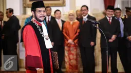 Wakil Ketua Mahkamah Konstitusi Anwar Usman sebelum pengucapan sumpah sebagai Hakim Konstitusi di Istana Negara, Jakarta, Kamis (6/4). Ini merupakan periode kedua Anwar menjabat Hakim Konstitusi periode 2016-2021. (Liputan6.com/Faizal Fanani)