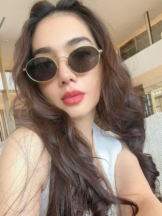 Beberapa netizen sepakat bahwa penampilan Angel Karamoy sebelum operasi plastik lebih memesona. [Foto: Instagram/realangelkaramoy]