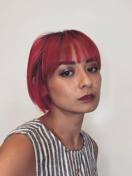 Netizen langsung memuji kecantikannya. Di satu sisi, ada juga yang menyebut Joanna seperti artis Nathalie Portman marena gaya rambut barunya itu. [Instagram/joannaalexandra]