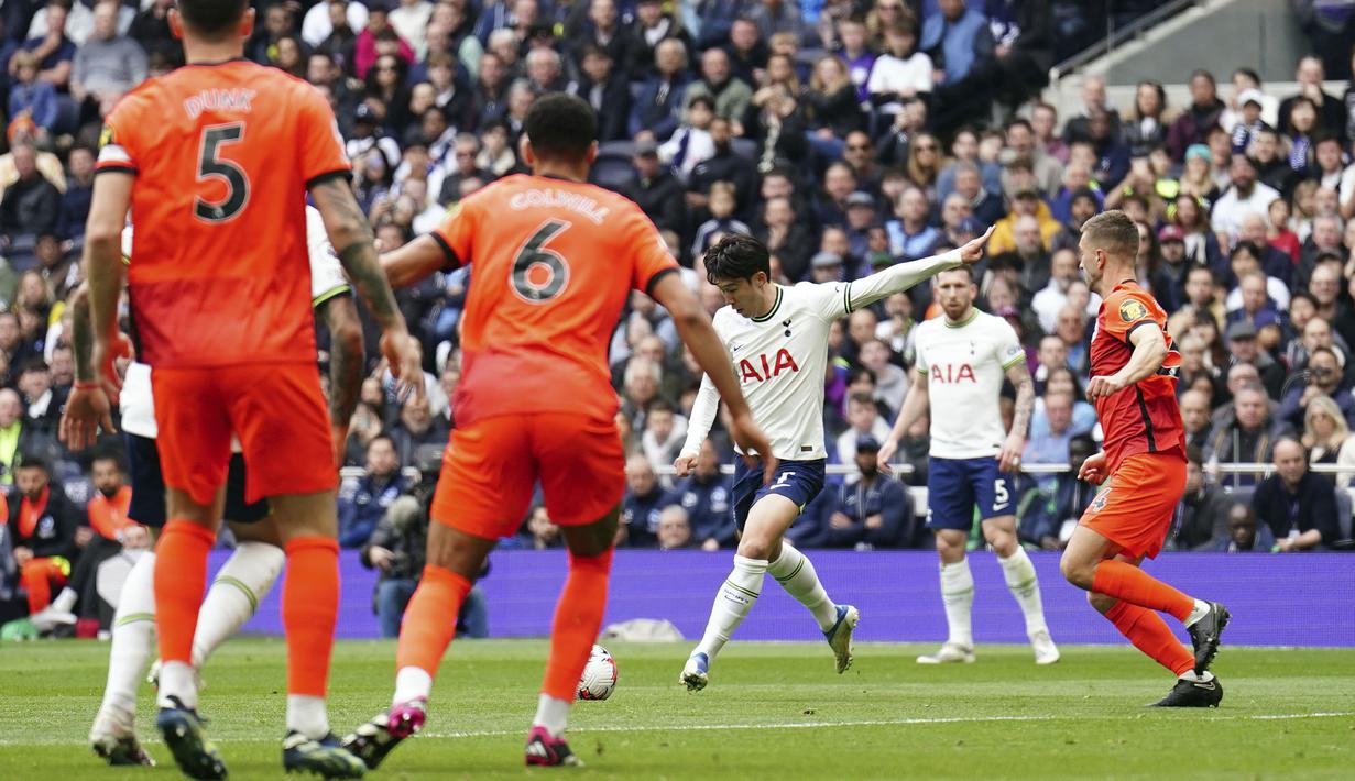 Gol Son Hueng-min saat Tottenham Hotspur mengalahkan Brighton and Hove Albion 2-1 menjadi gol pertama dalam laga tersebut yang tercipta pada menit ke-10. (PA via AP Photo/Zac Goodwin)