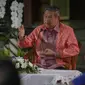 Mantan Presiden RI Susilo Bambang Yudhoyono (SBY) memberikan kata sambutan di kediaman pribadinya Puri Cikeas, Bogor, Kamis (27/8/2015). Di Puri Cikeas, SBY mengundang para pemimpin media dalam acara silaturahmi. (Liputan6.com/Faizal Fanani)