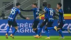 Gelandang Inter Milan, Nicolo Barella (kedua kiri) melakukan selebrasi bersama rekan-rekannya setelah mencetak gol ke gawang Juventus menit ke-52 pada pertandingan lanjutan Liga Serie A Italia di stadion San Siro di Milan, Senin (18/1/2021). Inter menang atas Juventus 2-0. (AFP/Miguel Medina)
