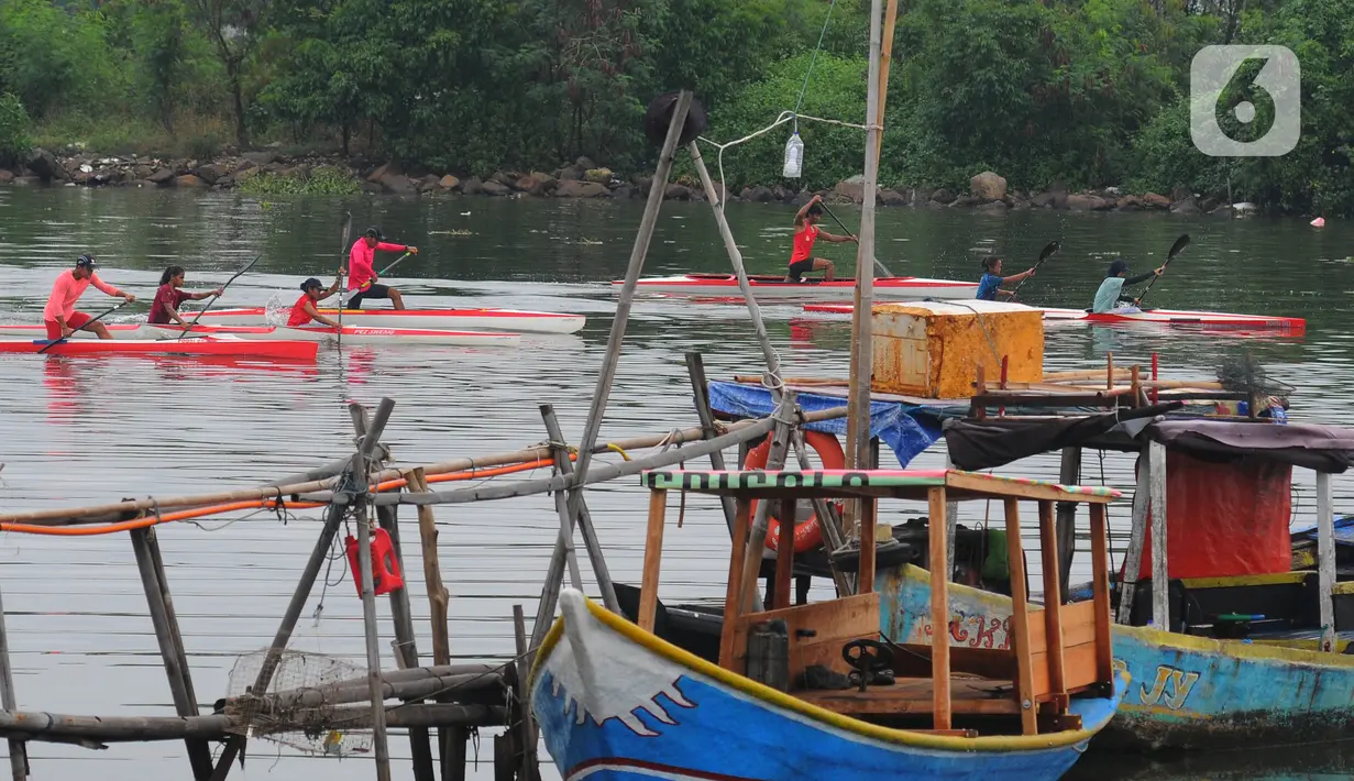 Atlet dayung DKI Jakarta melakukan sesi latihan rutin di Sungai Kanal Banjir Timur (KBT) Muara Marunda Kepu, Jakarta, Jumat (16/6/2023). (merdeka.com/imam buhori)