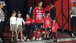 Striker Bali United, Irfan Bachdim, mengajak anak-anaknya saat akan melawan Madura United pada laga Liga 1 2019 di Stadion Kapten I Wayan Dipta, Bali, Minggu (22/12). Bali kalah 0-2 dari Madura. (Bola.com/Aditya Wany)