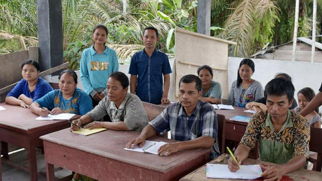 Tekad Dua Sejoli Bebaskan Masyarakat Pedalaman Talang Mamak dari Buta Huruf