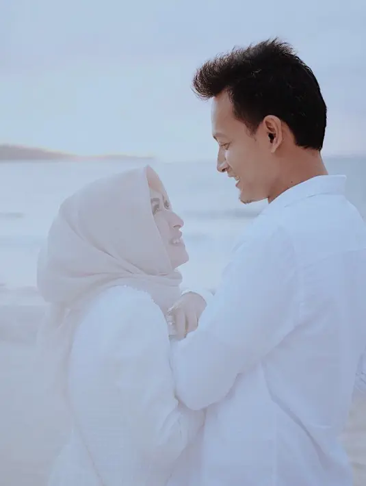 "Tidak pernah ada saat yang membosankan dengan Anda. Selamat ulang tahun ke 2 cintaku Aku mencintaimu ❤️ @calystavannyws," tulis Fedi sebagai keterangan foto saat mencium istrinya. (Instagram/fedinuril)