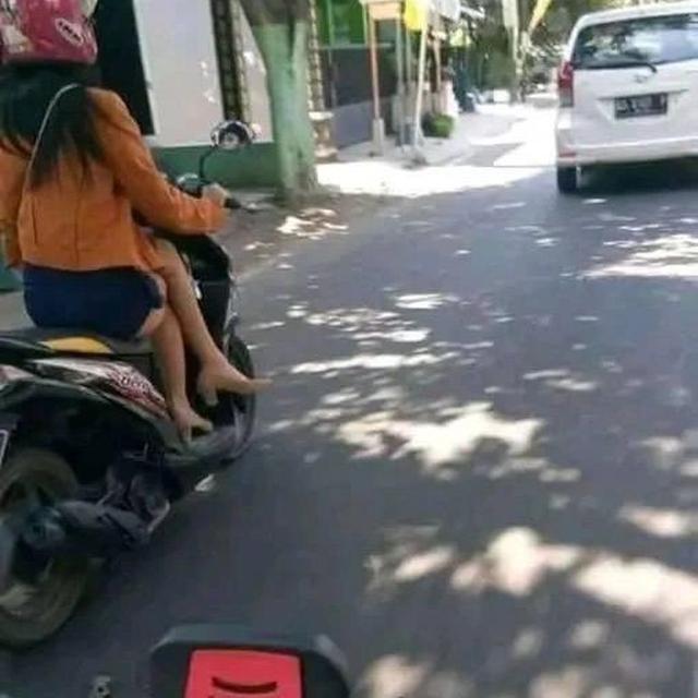 6 Pose Orang Kendarai Motor Ini Nyeleneh, Santai Banget Enggak Takut Jatuh
