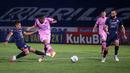 Pemain Persita Tangerang, A. Nur Hardianto (kiri kedua) mencetak gol penyeimbang 1-1 saat laga pekan kesembilan BRI Liga 1 2021/2022 antara Arema FC melawan Persita Tangerang di Stadion Sultan Agung, Bantul, Rabu (27/10/2021). (Bola.com/Bagaskara Lazuardi)
