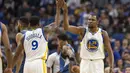 Pemain Golden State Warriors, Kevin Durant #35 dan rekannya Andre Iguodala #9 merayakan keberhasilan timnya menraih poin saat melawan Wolves pada laga NBA di Target Center. Warriors menang 116-108. (Reuters/ Jesse Johnson-USA TODAY Sports)