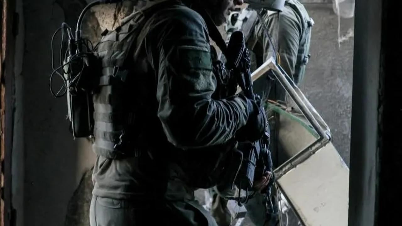 FOTO: Duduki Jantung Kota Gaza, Tentara Israel Sisir Bangunan Hancur hingga Temukan Bengkel Senjata