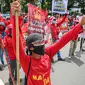 Massa dari berbagai elemen buruh berunjuk rasa di kawasan Patung Kuda, Jakarta, Kamis (22/10/2020). Dalam aksi yang digelar bertepatan dengan setahun pemerintahan Presiden Joko Widodo-Wapres Ma'ruf Amin itu massa meminta dikeluarkannya Perppu pencabutan UU Cipta Kerja. (Liputan6.com/Faizal Fanani)