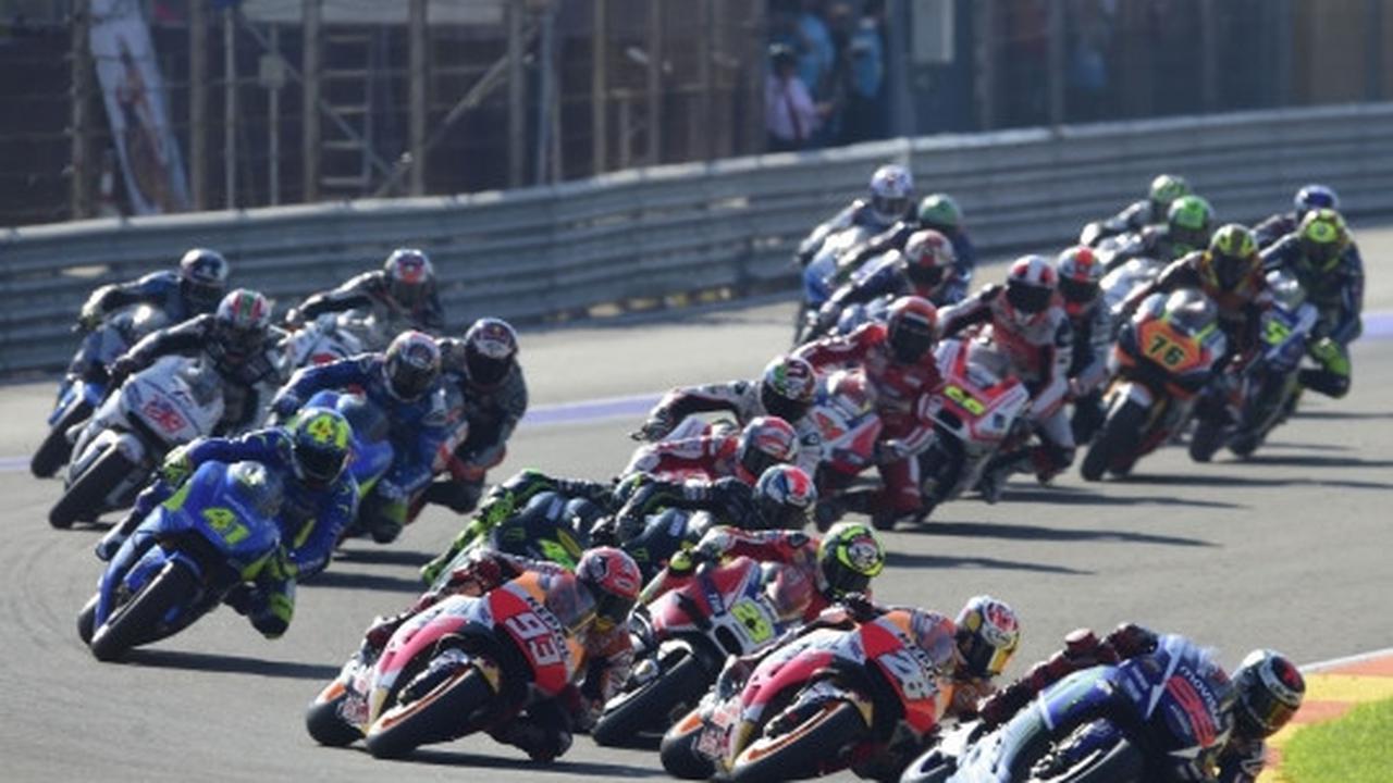 Lorenzo angkat trofi juara dunia MotoGP 2015