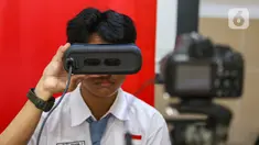 Siswa mengikuti perekaman data identitas retina mata saat perekaman KTP elektronik di SMAN 37 Jakarta, Tebet, Jakarta Selatan, Senin (6/5/2024). (Liputan6.com/Angga Yuniar)