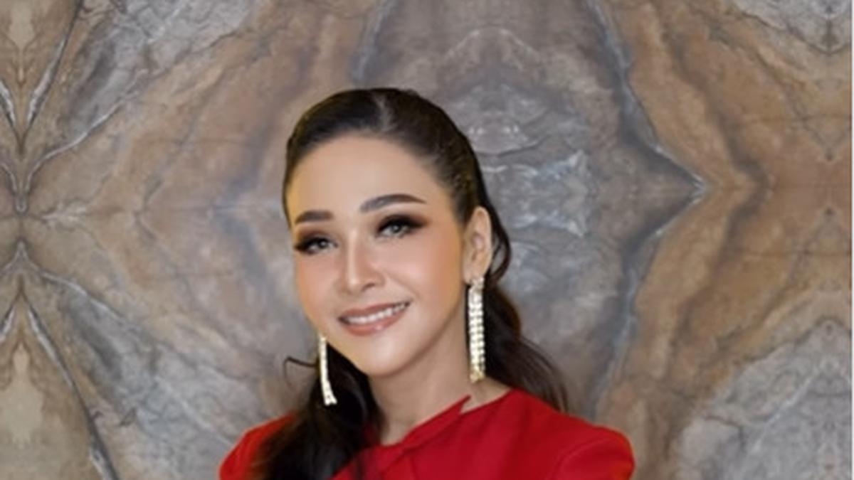Pesona Maia Estianty Pakai Busana Warna Merah, Tampil Elegan dan Berani