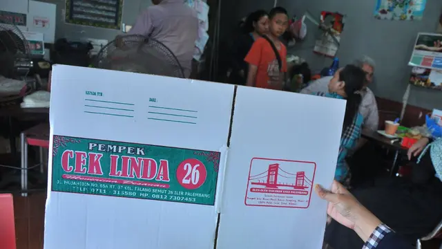 Pelaku Palsukan Merk Kotak Pempek Palembang Isi Paket Ganja