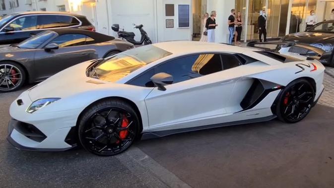 Kendarai Lamborghini Tanpa SIM dan Asuransi, Bek Manchester City Berurusan dengan Polisi - Vimarsana News