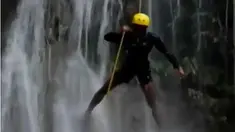 Bukan saja kaum pria, olahraga canyoning juga ditekuni kaum perempuan.