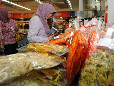 BPOM melakukan sidak dan pengawasan pangan di sebuah pasar modern di Pasar Minggu, Jakarta, Kamis (9/7/2015). Sidak dilakukan guna menjaga kualitas makanan jelang Lebaran. (Liputan6.com/Yoppy Renato)