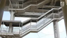 Suasana jembatan Halte CSW di Kebayoran Baru, Jakarta, Selasa (10/4). Tingginya jembatan menuju halte CSW di koridor 13 menuai kritikan karena dianggap kurang ramah bagi lansia, ibu hamil, anak-anak dan disabilitas. (Liputan6.com/Immanuel Antonius)