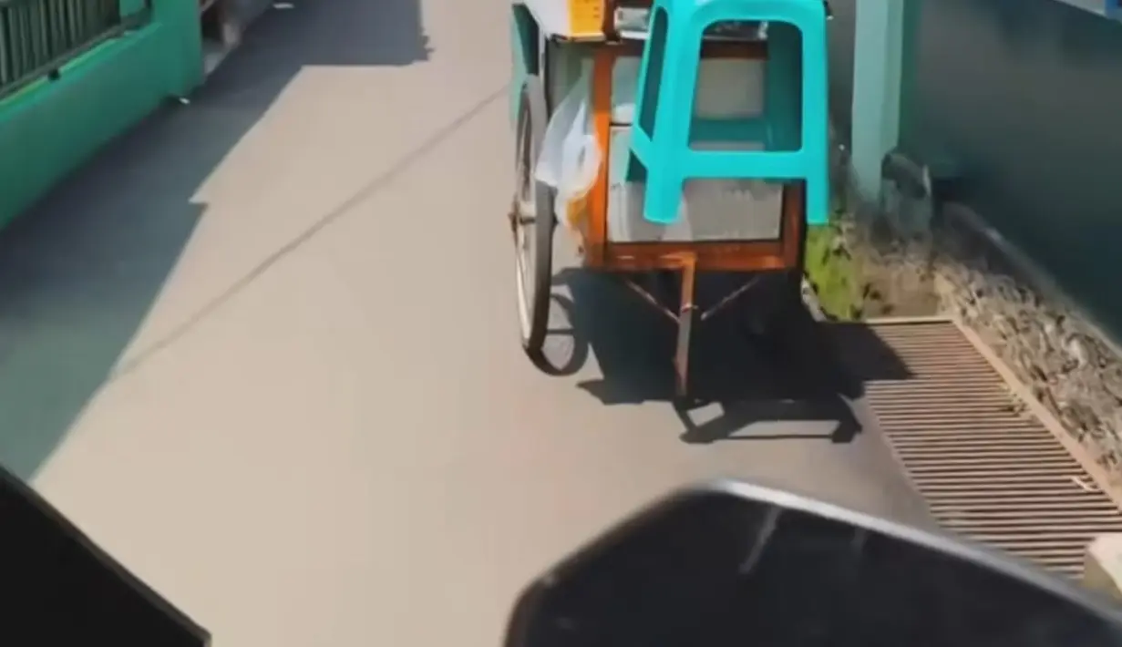 <p>Alih-alih naik mobil, dia dan suami memilih naik motor menuju TPS. BCL pun merekam perjalanannya saat bermotor. (Foto: Instagram/ itsmebcl)</p>