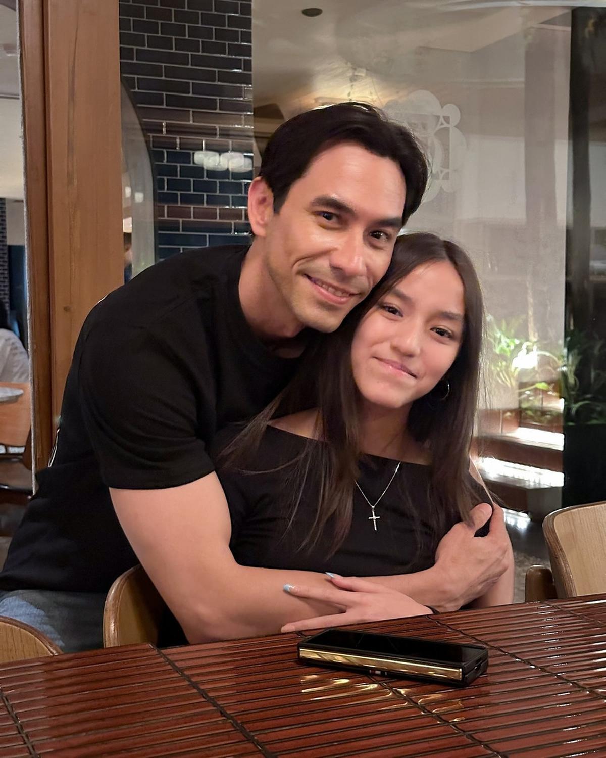 Menjadi ayah dari tiga anak, tidak mengherankan jika banyak yang memanggilnya hot daddy. Ganteng dan berotot.