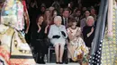 <p>Ratu Elizabeth II duduk di sebelah Anna Wintour dan chief executive British Fashion Council, Caroline Rush menyaksikan London Fashion Week 2018, Selasa (20/2). Ratu Elizabeth datang di hari terakhir London Fashion Week. (Yui Mok/Pool photo via AP)</p>