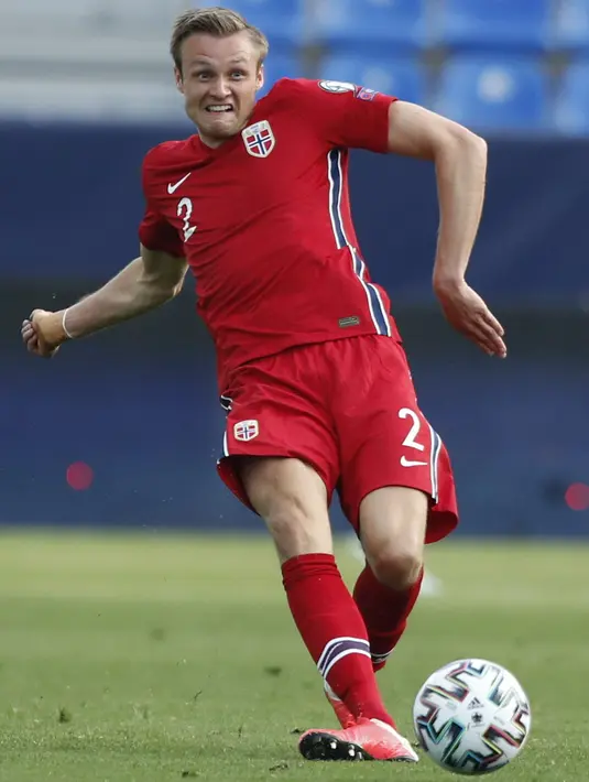 Bek Norwegia, Haitam Aleesami mengumpan bola saat bertanding melawan Turki pada lanjutan Kualifikasi Piala Dunia 2022 zona Eropa Grup G di stadion La Rosaleda di Malaga, Spanyol, Minggu (28/3/2021). Turki menang telak atas Norwegia 3-0. (AP Photo/Fermin Rodriguez)
