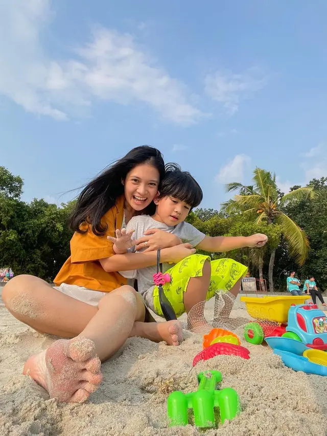 Jadi Single Mom Tangguh, Ini 7 Potret Terbaru Vinessa Inez dan Buah Hati