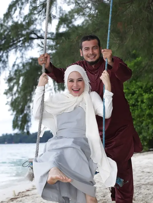 Pasangan Boy Hamzah dan Rina Amalia selama ini jauh dari pemberitaan miring seputar rumah tangganya. Dengan berlandaskan agama, keduanya mengaku sukses dalam biduk rumah tanganya. (Bambang E. Ros/Bintang.com)