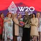 Co-Sherpa G20 Presidensi Indonesia, Raden Edi Prio Pambudi menerima komunike untuk seterusnya diajukan ke KTT G20 mendatang. Pertemuan tersebut sekaligus menandai lahirnya “Toba Track”, sebagai komitmen dari W20 untuk memberikan aksi nyata dalam pemberdayaan perempuan (Istimewa)