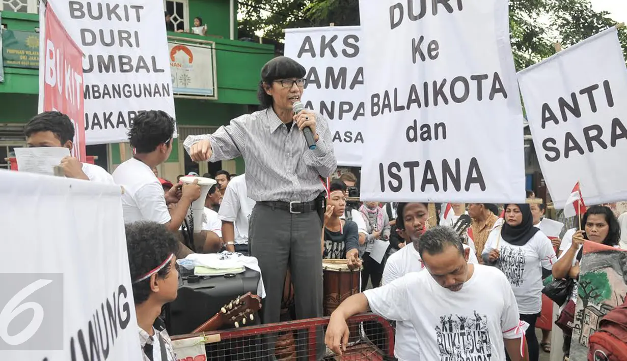 Tokoh masyarakat Romo Sandiawan menyampaikan orasinya di tengah penggusuran kawasan Bukit Duri, Jakarta, Rabu (28/9). Pemprov DKI akhirnya melakukan penertiban pemukiman warga di Bukit Duri terkait revitalisasi sungai Ciliwung. (Liputan6.com/Yoppy Renato)