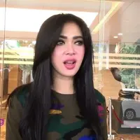 Syahrini sempat beberapa kali memposting foto dan video bersama seorang pria di akun Instagramnya. Siapa sih pria tersebut?