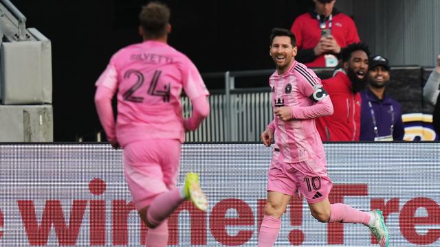 Lionel Messi merayakan golnya di laga antara DC United vs Inter Miami di ajang MLS 2026 di M&T Bank Stadium, Minggu (08/03/2026).