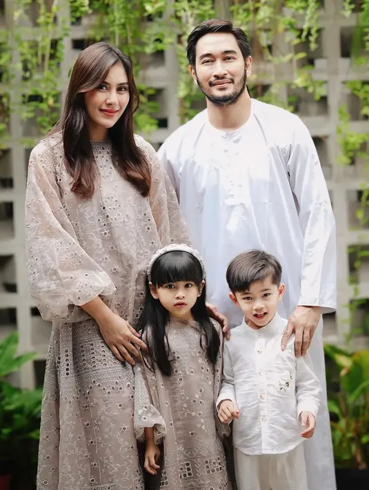 Adik perempuan Raffi Ahmad, Syahnaz Sadiqah juga memilih baju Lebaran lace bernuansa cokelat muda yang cantik dan serasi dengan suami dan anak-anaknya. [Foto: Instagram/syahnazs]