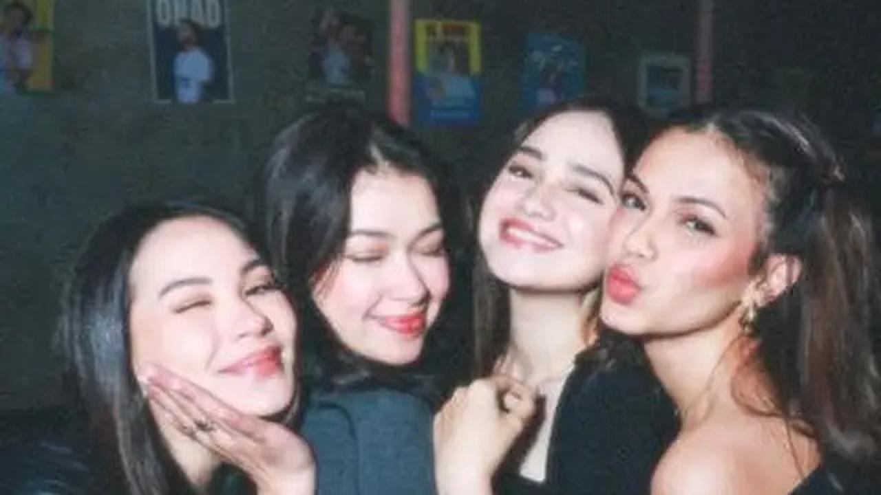 Di sisi lain, Rebecca Klopper tampil mengenakan atasan hitam berlengan panjang yang dipadukan dengan celana berwarna coklat.<br>