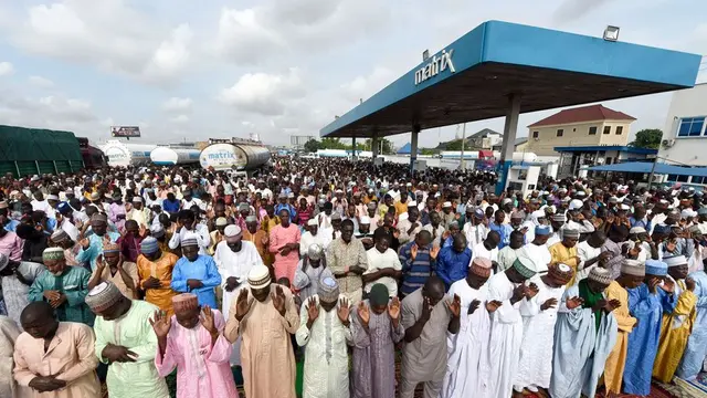 Umat Muslim mengadakan salat bersama di Kara Isheri di Negara Bagian Ogun, barat daya Nigeria.