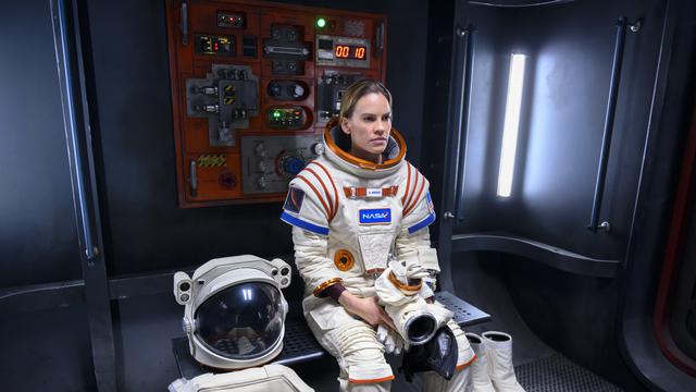 Hilary Swank dalam Away (Netflix)