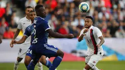 Striker PSG, Neymar, berusaha melewati pemain Strasbourg, Lamine Kone, pada laga Liga 1 Prancis di Stadion Parc des Princes, Sabtu (14/9). PSG menang 1-0 atas Strasbourg. (AP/Francois Mori)